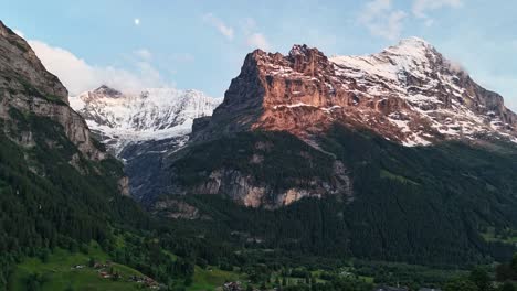 Timelapse-Estacionario-Del-Eiger-Al-Atardecer-En-El-Valle-De-Grindelwald