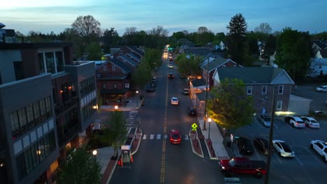 Autofahren-Auf-Der-Hauptstraße-Einer-Historischen-Amerikanischen-Stadt-In-Der-Abenddämmerung