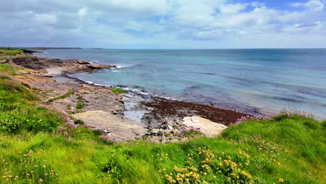 Lugares-épicos-De-Irlanda-Con-Vistas-Al-Mar,-Malecón-Del-Puerto-De-Slade-En-Un-Tranquilo-Día-De-Verano,-Aguas-Aquí-Llamadas-Cementerio-De-Mil-Barcos-Hook-Head-Wexford