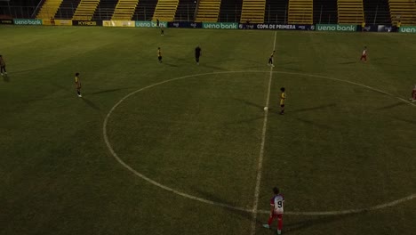 Esperando-El-Pitido-Del-árbitro-Para-Iniciar-El-Partido-En-Una-Cancha-Reglamentaria-De-Paraguay