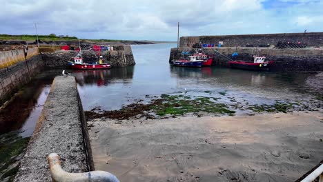 Irland,-Epische-Orte,-Slade-Harbour-Bei-Ebbe-Mit-Booten,-Ruhiger-Kleiner-Ort-Auf-Der-Hook-Halbinsel,-Wexford