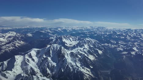 Vista-Aérea-Pov-De-La-Montaña-Mont-Blanc-En-Los-Alpes,-Tomada-Desde-Un-Avión-Que-Volaba-Hacia-El-Norte-En-Una-Espléndida-Mañana-De-Verano