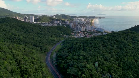 Vista-De-Pájaro-De-La-Estrada-Da-Rainha,-Morro-Do-Careca-Y-La-Playa-De-Itajai-Durante-Un-Día-Soleado-De-Cielo-Azul---Santa-Catarina,-Sur-De-Brasil