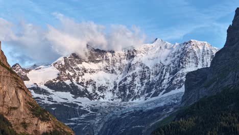 Stationärer-Zeitraffer-Der-Schneebedeckten-Schweizer-Alpengipfel-Bei-Sonnenuntergang-Mit-Mondaufgang