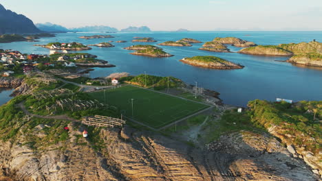 Fantástica-Vista-Aérea-En-órbita-Sobre-El-Famoso-Campo-De-Fútbol-De-Henningsvaer-En-Las-Islas-Lofoten-Durante-La-Puesta-De-Sol