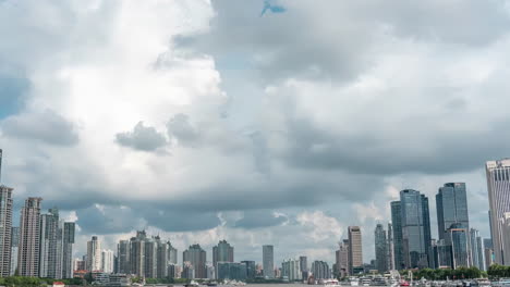 Día-Lluvioso,-Nubes-Negras-Sobre-Las-Vistas-De-Una-Ciudad-Desarrollada.-Horizonte-De-Shanghai-En-Una-Tarde-Soleada-Junto-Al-Río-Huangpu.