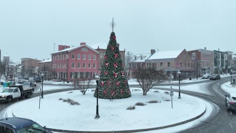 Conducir-Coches-En-La-Rotonda-Con-árbol-De-Navidad-Con-Ráfagas-De-Nieve-En-Blizzard-Fall