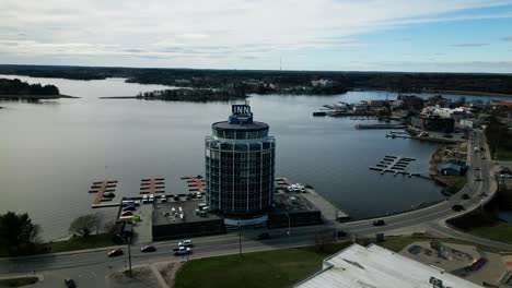 4K-Drohnenaufnahme-Aus-Der-Umlaufbahn-Des-Lake-Of-Woods-Lakeside-Inn-Hotel-Kenora-Ontario