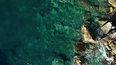 Aguas-Color-Esmeralda-Chapoteando-En-Los-Acantilados-Del-Mar-Jónico:-Un-Sereno-Telón-De-Fondo-Para-Las-Vacaciones-De-Verano