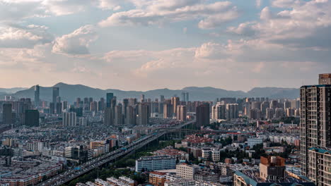 Hyperlapse-städtische-Atmosphäre-Der-Rush-Hour-Stau-Überführung-An-Der-Großen-Allee-In-Der-Nähe-Der-Skyline-Wahrzeichen,-Hochhauswolkenkratzer-In-Der-Modernen-Stadt,-Finanz--Und-Geschäftszentrum-In-Der-Innenstadt