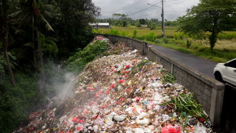 Vertedero-De-Basura-Humeante-Y-Maloliente-En-La-Carretera-De-Bali-Contaminando-El-Medio-Ambiente