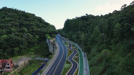 Vista-Mediante-Seguimiento-De-Drones-Hacia-El-Mirante-Estrada-Da-Rainha-En-Balneario-Camboriu,-Santa-Catarina,-Brasil