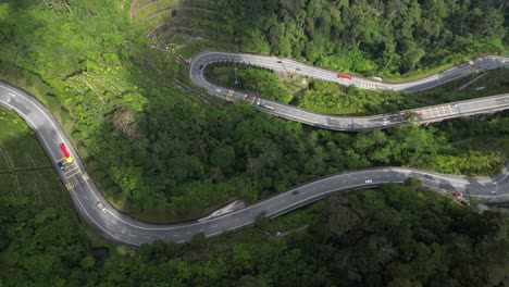 Drone-Vuela-Sobre-Una-Carretera-En-Las-Tierras-Altas-De-Genting-Malasia---La-Carretera-Rica-En-Kurfen-Con-Automóviles-Conduce-A-La-Montaña