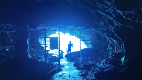 Salida-De-Grotta-Giusti-En-Luz-Azul,-Lecce,-Italia