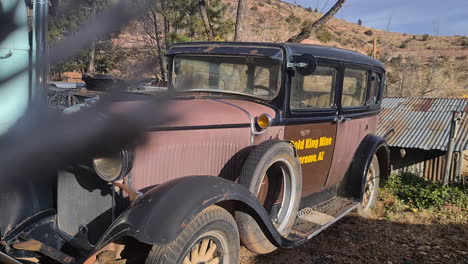 Coche-Antiguo-De-1920-Delante-De-La-Mina-Gold-King,-Jerome-Ghost-Town,-Arizona,-EE.UU.