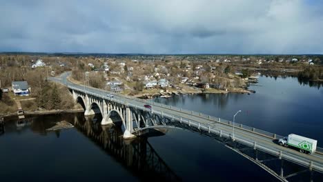 Eine-Filmische-Landschaftsdrohnenaufnahme-Der-Keewatin-Channel-Bridge-In-Kenora,-Ontario