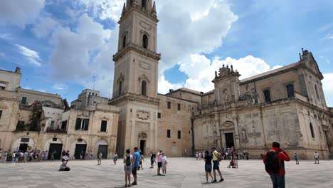 Piazza-Del-Duomo-Con-Un-Cielo-Azul-Claro,-Con-La-Catedral-De-Lecce,-Región-De-Apulia,-Italia