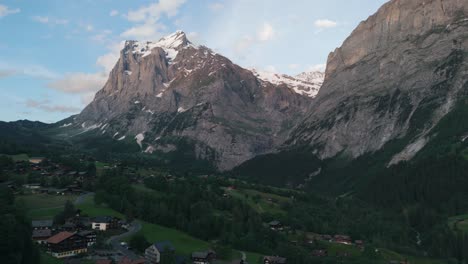 Panorámica-Lenta-Justo-En-El-Valle-De-Grindelwald-Al-Atardecer-Con-Picos-De-Los-Alpes-Suizos