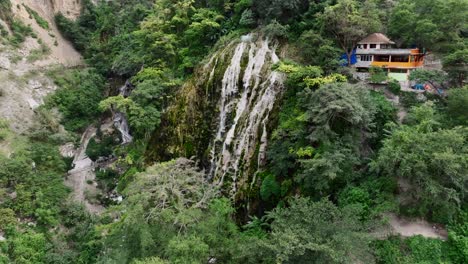 Umlaufbahn-Von-Rechts-Nach-Links-Mit-Blick-Auf-Den-Wasserfall-La-Gloria-Und-Das-Spa-Resort,-Grutas-Tolantongo,-Mexiko