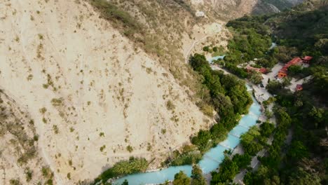 Schneller-Dolly-Im-Drohnenflug-Im-Mezquital-Canyon-Mit-Blick-Auf-Den-Tolantongo-Fluss,-Grutas-De-Tolantongo,-Mexiko