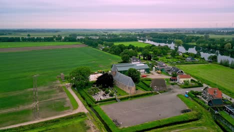 La-Histórica-Iglesia-Del-Pueblo-De-Sint-Anthoniepolder-En-Los-Países-Bajos,-Vista-Trasera