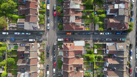 Abstrakte-Luftaufnahme-Von-Oben-Nach-Unten-Von-Wohnstraßen-In-Knowle-Bristol-Mit-Geparkten-Autos