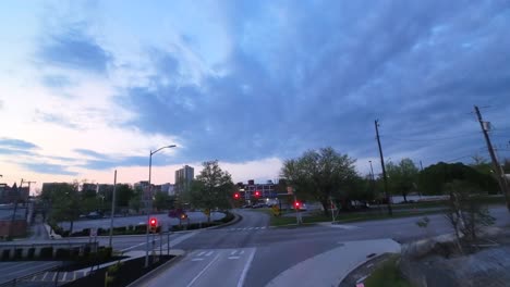 Toma-De-Drones-FPV-De-La-Intersección-Hacia-La-Ciudad-Estadounidense-Al-Amanecer.