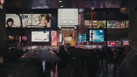 Calle-Concurrida-De-Dotonbori-En-Una-Noche-Lluviosa-En-Osaka,-Japón.