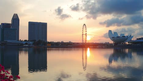 Kamerafahrt-Einer-Sonnenaufgangsszene-In-Marina-Bay-Mit-Reflexionseffekt