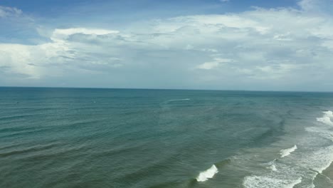 Se-Ven-Muchos-Turistas-En-La-Playa-Y-Olas-De-Agua-Llegan-A-Los-Turistas.