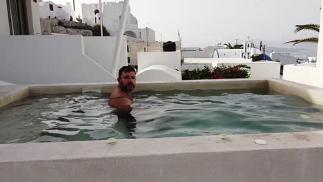 La-Típica-Piscina-Que-Se-Espera-En-Santorini,-Grecia.