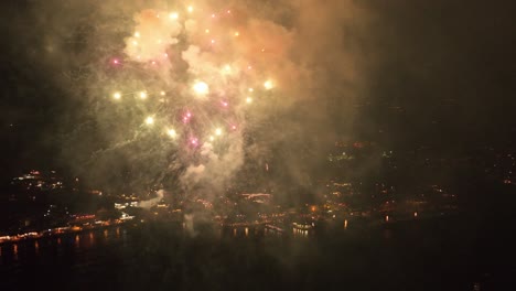 Farbenfrohes-Feuerwerk,-Das-Den-Nachthimmel-Mit-Funken-Der-Freude-Erfüllt