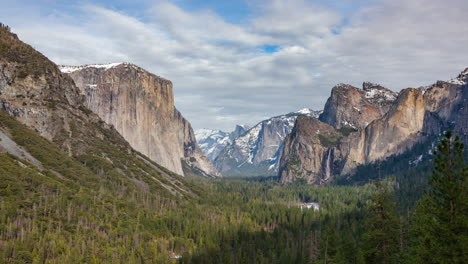 Majestic-Mountains-Of-Tunnel-View-In-Yosemite-National-Park,-California-United-States