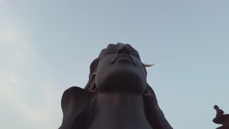 Estatua-De-Busto-Gigante-De-Adiyogi-Se-Eleva-Cerca-Del-Centro-De-Yoga-Isha-En-Coimbatore,-Tamil-Nadu,-India