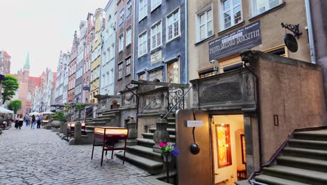 Eine-Beliebte-Straße-In-Der-Stadt-Danzig,-Mariacka-Straße-Mit-Bernstein