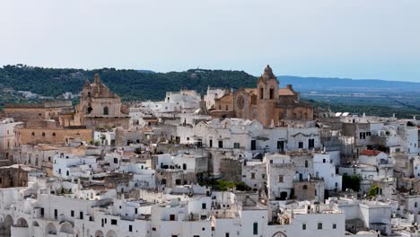 Vista-Aérea-De-Primer-Plano-De-La-Antigua-Ciudad-De-Ostuni,-Región-De-Brindisi-En-Apulia,-Italia.