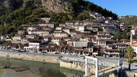 Famosa-Ciudad-De-Berat-En-Albania-Filmada-Con-Un-Dron