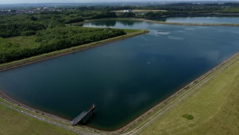 Vista-Aérea-Del-Depósito-De-Almacenamiento-De-Suministro-De-Agua-Que-Se-Eleva-Sobre-El-Suministro-Del-Lago-Rural