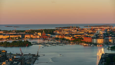 Lapso-De-Tiempo-De-Construcción-De-Sombras-Moviéndose-Sobre-El-Horizonte-De-Helsinki,-Hora-Dorada