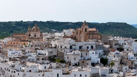 Perspectiva-Aérea-De-Primer-Plano-De-La-Antigua-Ciudad-De-Ostuni,-Brindisi,-Apulia,-Italia