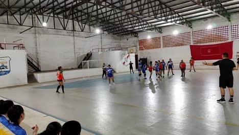 Partido-De-Balonmano-Femenino,-Un-Equipo-Intenta-Penetrar-La-Marca-Y-Recibe-Un-Ajuste-De-Las-Jugadoras-Rivales