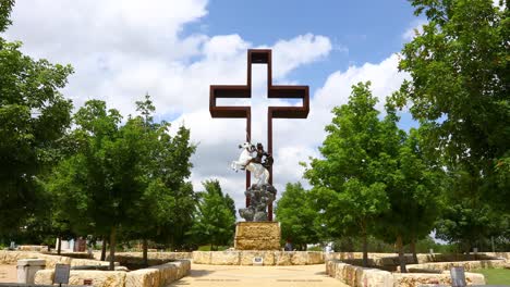 Video-Estático-Del-Rey-Venidero,-Escultura,-Jardines-De-Oración,-Estatua-Y-Cruz.