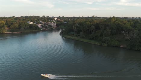 Ein-Boot-Auf-Dem-Fluss-Paraná-In-Misiones,-Posadas,-Argentinien