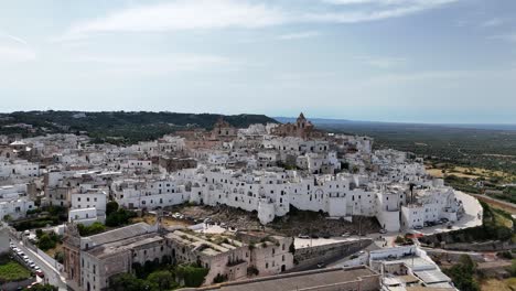 Perspectiva-Aérea-De-Ostuni,-La-Ciudad-Blanca-En-La-Región-De-Brindisi-En-Apulia,-Italia.