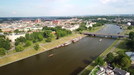 Wisla-River-and-the-cityscape-of-Krakow,-Poland