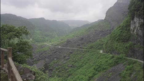 Ein-Sonnenstrahl-Durchquert-Schnell-Das-Tal