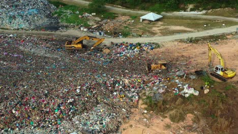 Vista-Aérea-De-Aves-Con-Drones-Sobrevolando-Un-Vertedero-Abandonado-Con-Desechos-Sin-Clasificar,-Mostrando-La-Sostenibilidad-Ambiental,-Los-Microplásticos-Y-Las-Causas-Del-Calentamiento-Global-Y-El-Cambio-Climático.