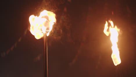 Hermosa-Toma-En-Cámara-Lenta-De-Fuego-En-Antorchas-Durante-Una-Exposición-Teatral-Afuera-De-Una-Plaza-En-El-Sur-De-España,-Andalucía