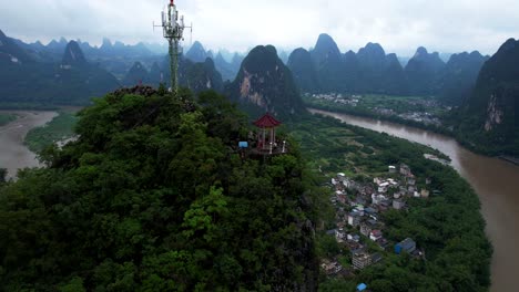 Dolly-Con-Drones-Para-Excursionistas-En-La-Pagoda-De-La-Colina-Laozhai-Con-Vista-Al-Río-Li.