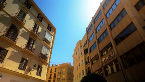 Architektonischer-Kontrast-Zwischen-Klassischen-Und-Modernen-Gebäuden-Unter-Einem-Klaren-Blauen-Himmel-Im-Stadtzentrum-Von-Malaga